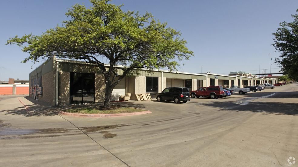 937 Reinli St photo 2