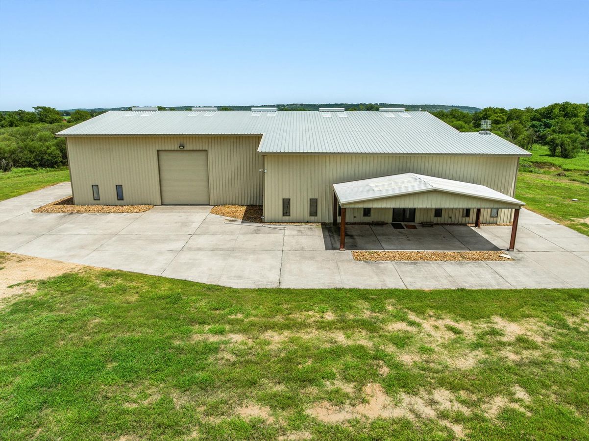 Crane-Ready Warehouse & Office Space on 19.25 Acres photo 2