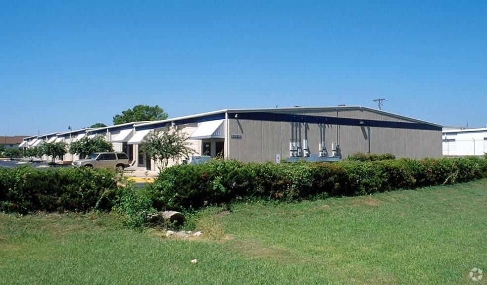 Building 5 501 W Powell Ln photo 2