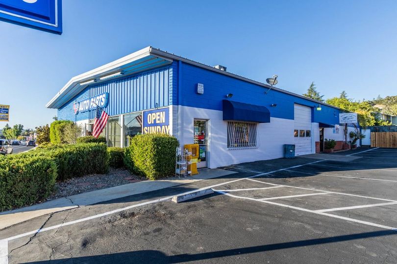 High Exposure Retail Building w/ Rear Yard Area