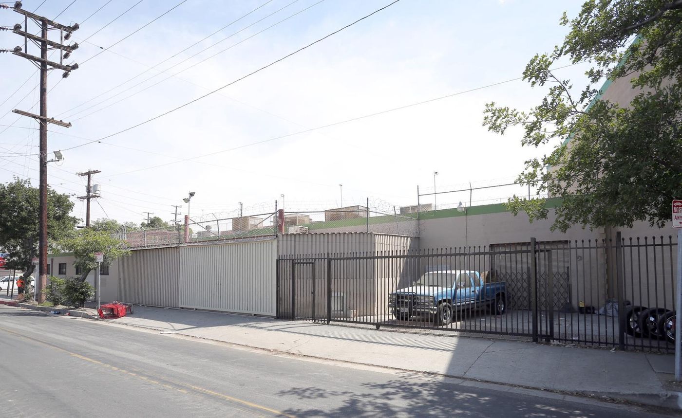 1401 Wilson St photo 3
