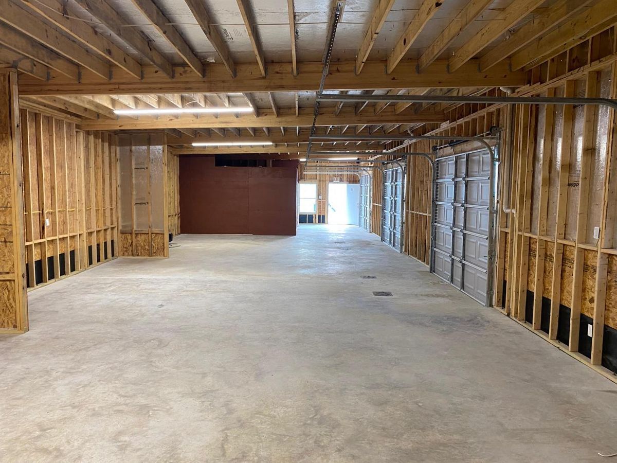 Warehouse-workshop for lease photo 4