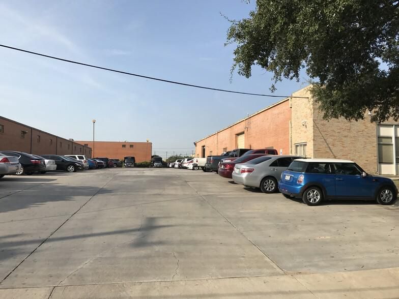 8615 Directors Row photo 1