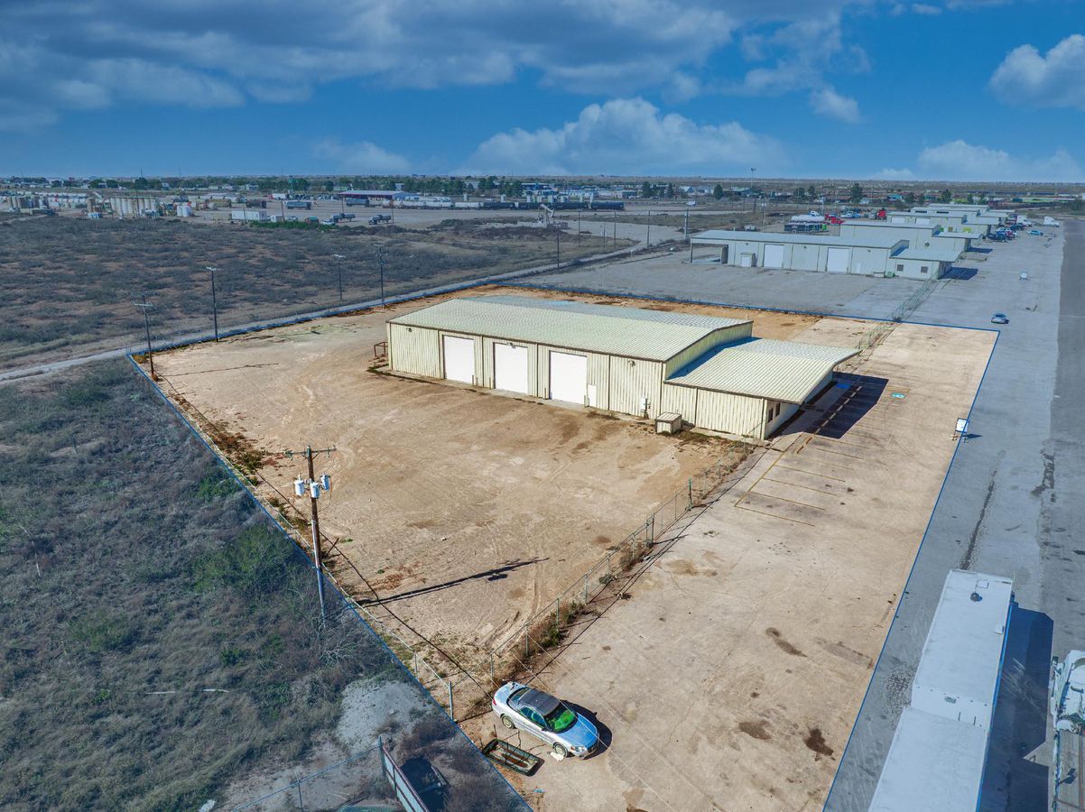Crane Served Industrial Facility on 1.94 Acres photo 2