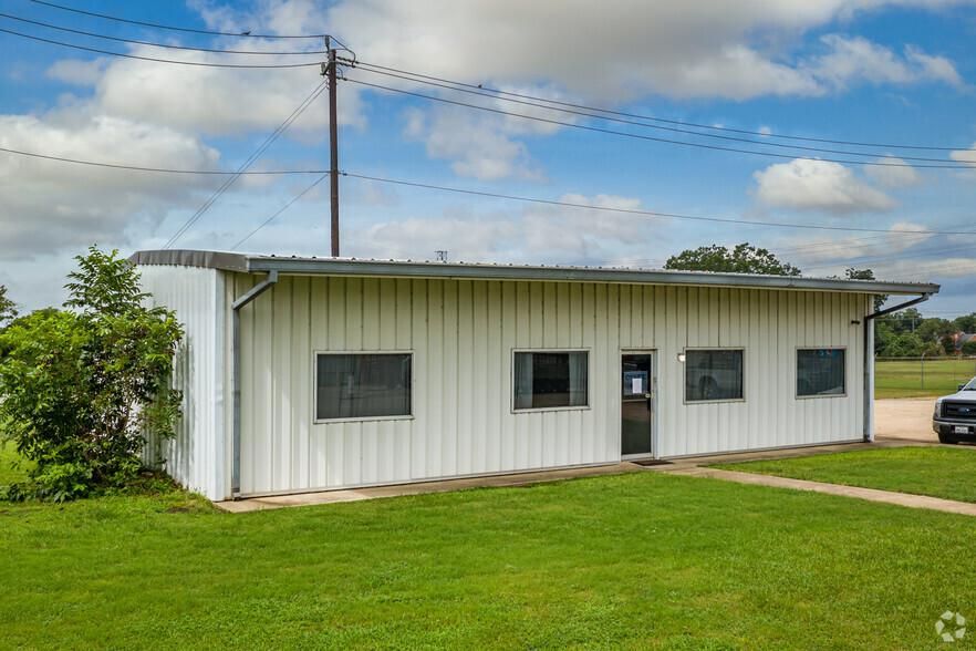 707 Nelson Ln photo 1