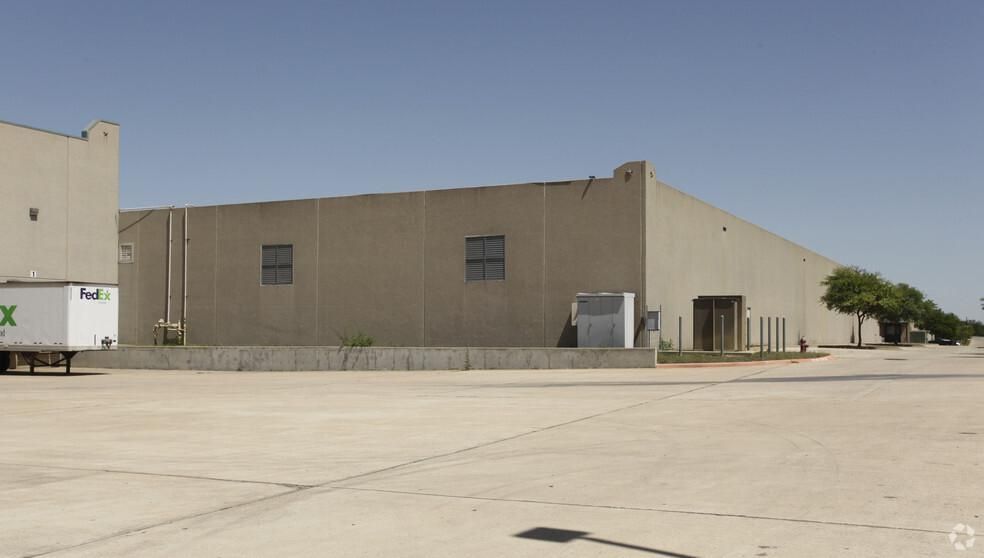 Bldg C 11000 N I-35 photo 1