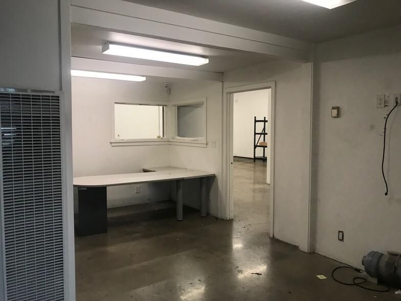 1725 Newton St photo 3
