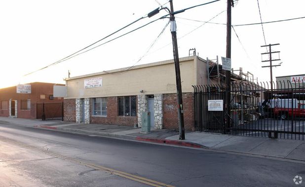 Raymer Commercial Center 15140-15180 Raymer St