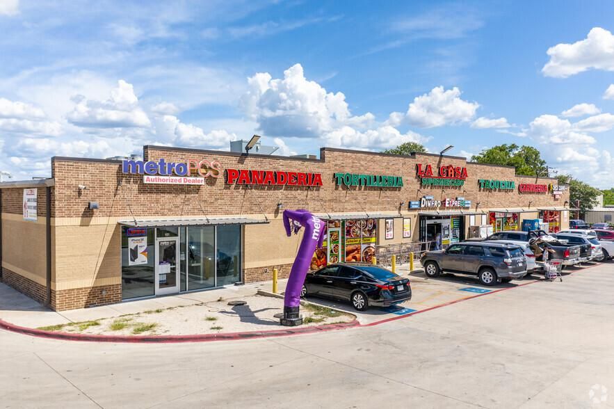 River Ranch Plaza 13015 Dessau Rd photo 3
