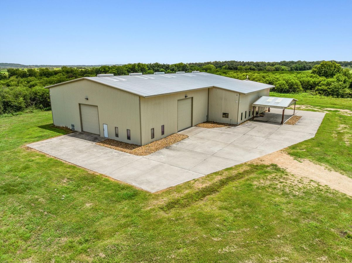 Crane-Ready Warehouse & Office Space on 19.25 Acres photo 1