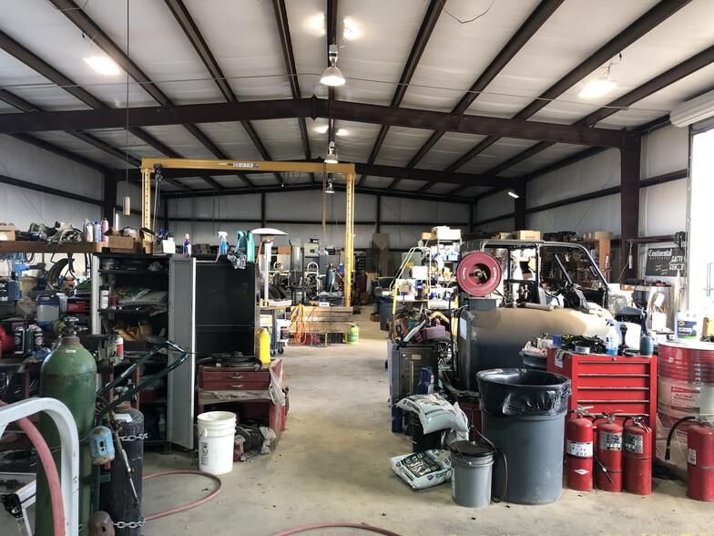 Four Bay Shop on 3.63 Acres 102088 Ih 37 photo 2