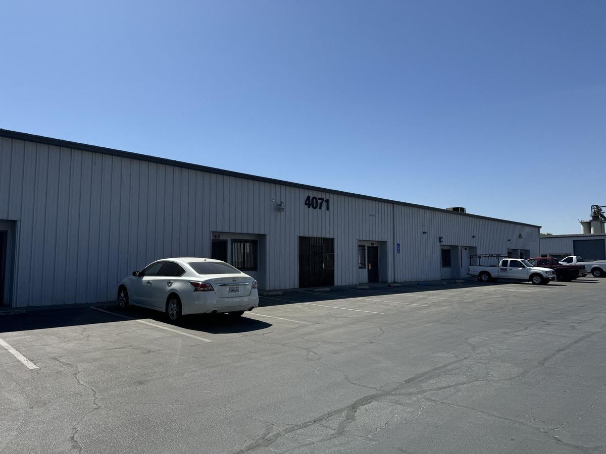Move-In Ready Office/Warehouse with High Traffic Visibility photo 4