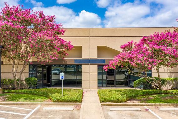 Interwest Business Park 6850-6862 Alamo Downs Pky