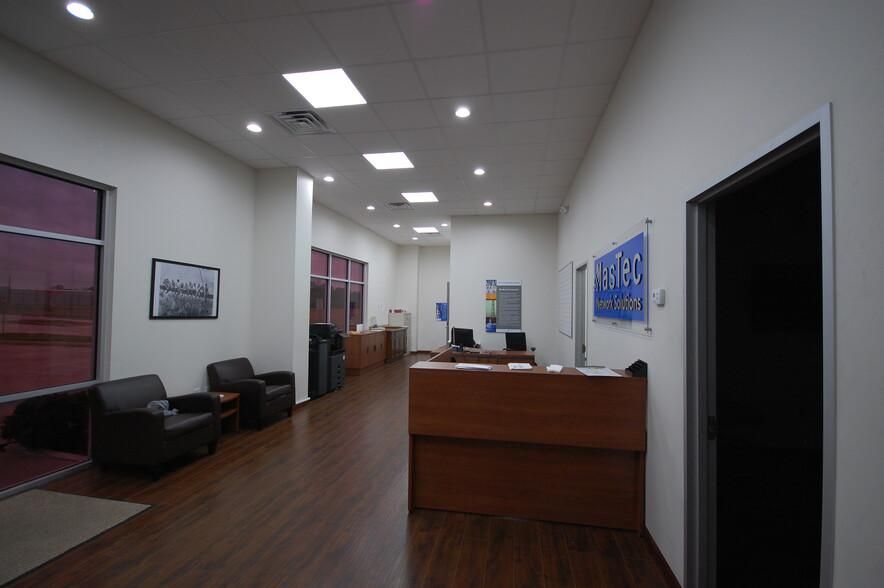 22,500sqft Office warehouse 21410 Springbridge Dr photo 4