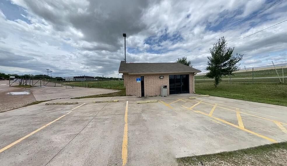 7240 N Interstate Highway 35 E photo 2