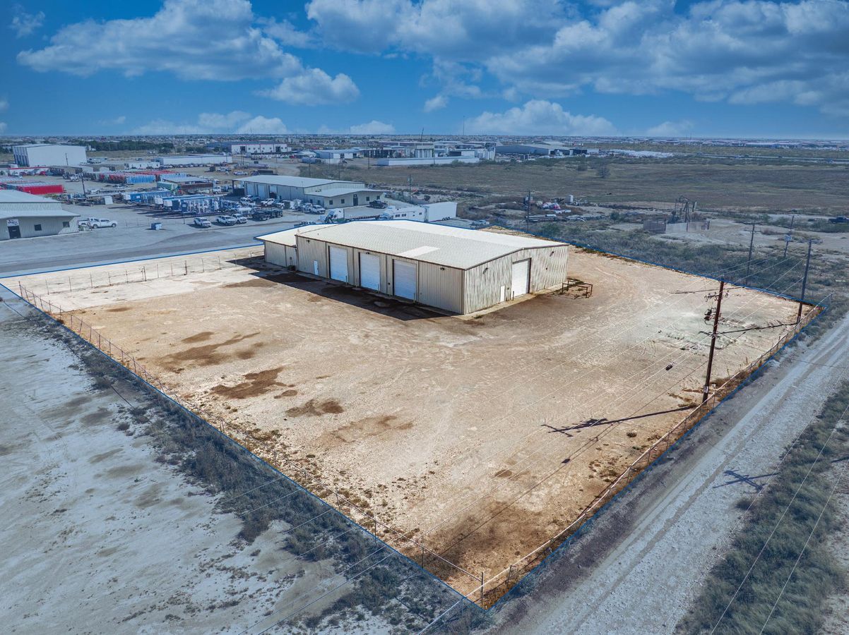 Crane Served Industrial Facility on 1.94 Acres photo 3