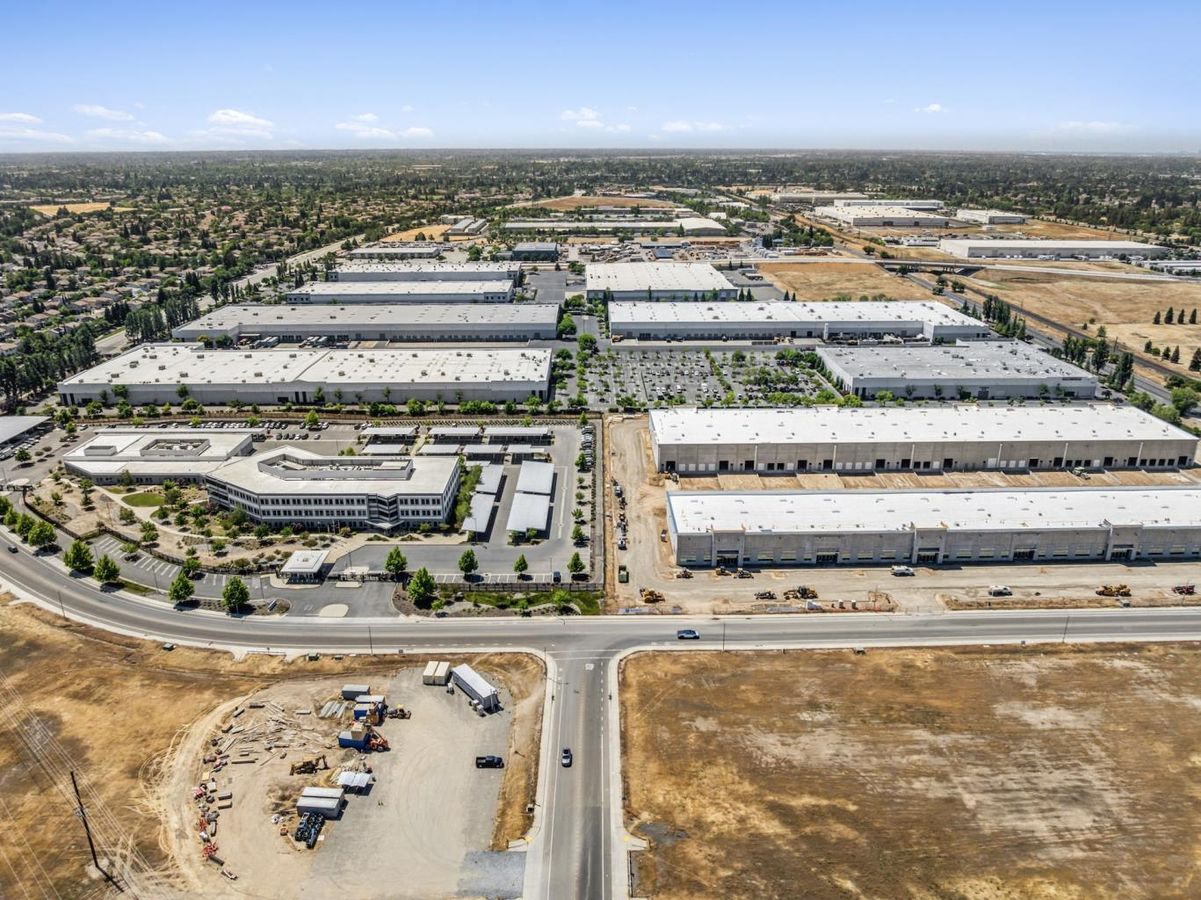 Sierra View Industrial Park Building 4 photo 4