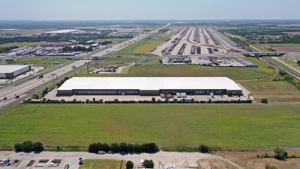 1709 S Interstate Highway 45 photo 2