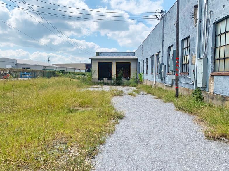 6028 Navigation Blvd photo 4