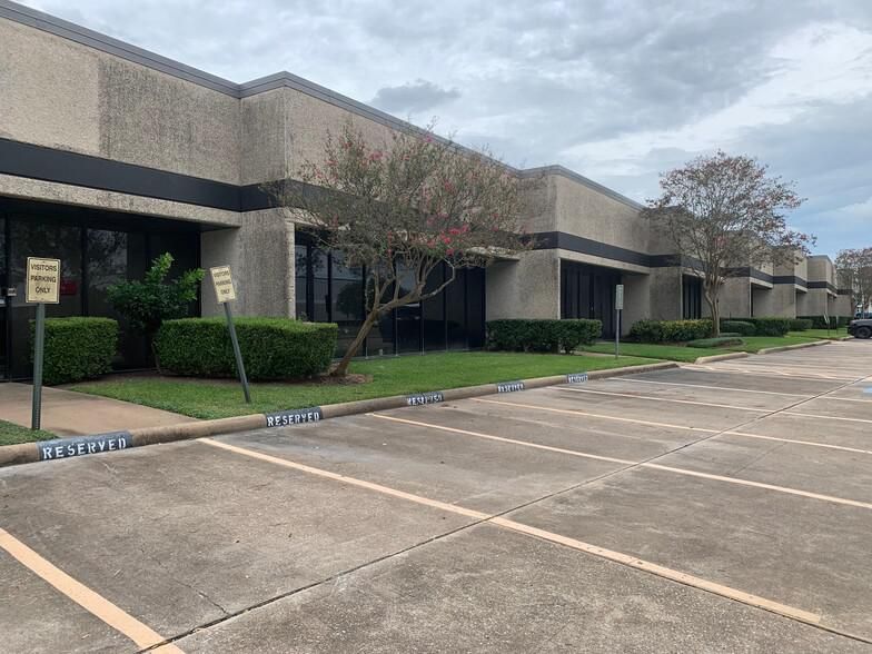 The Lakes at 610 Technology Center 9030 Kirby Dr photo 2