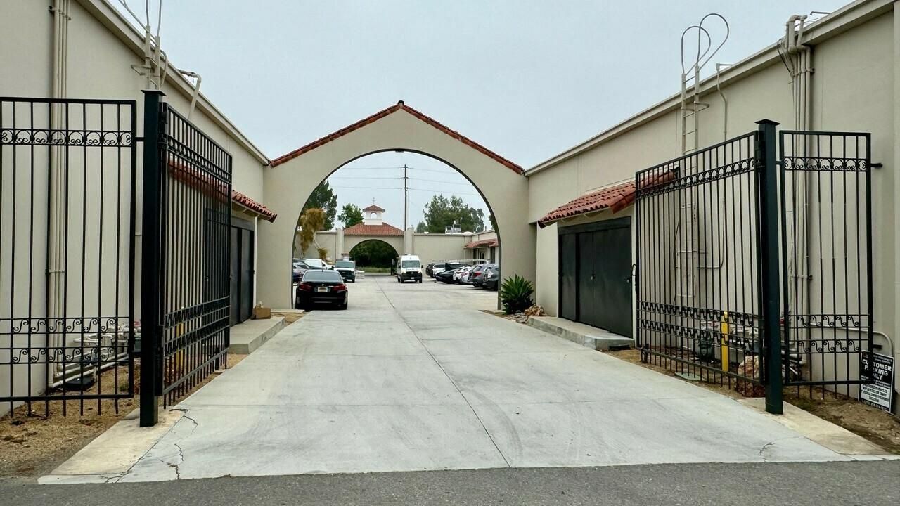 18314-18324 Oxnard Street photo 3