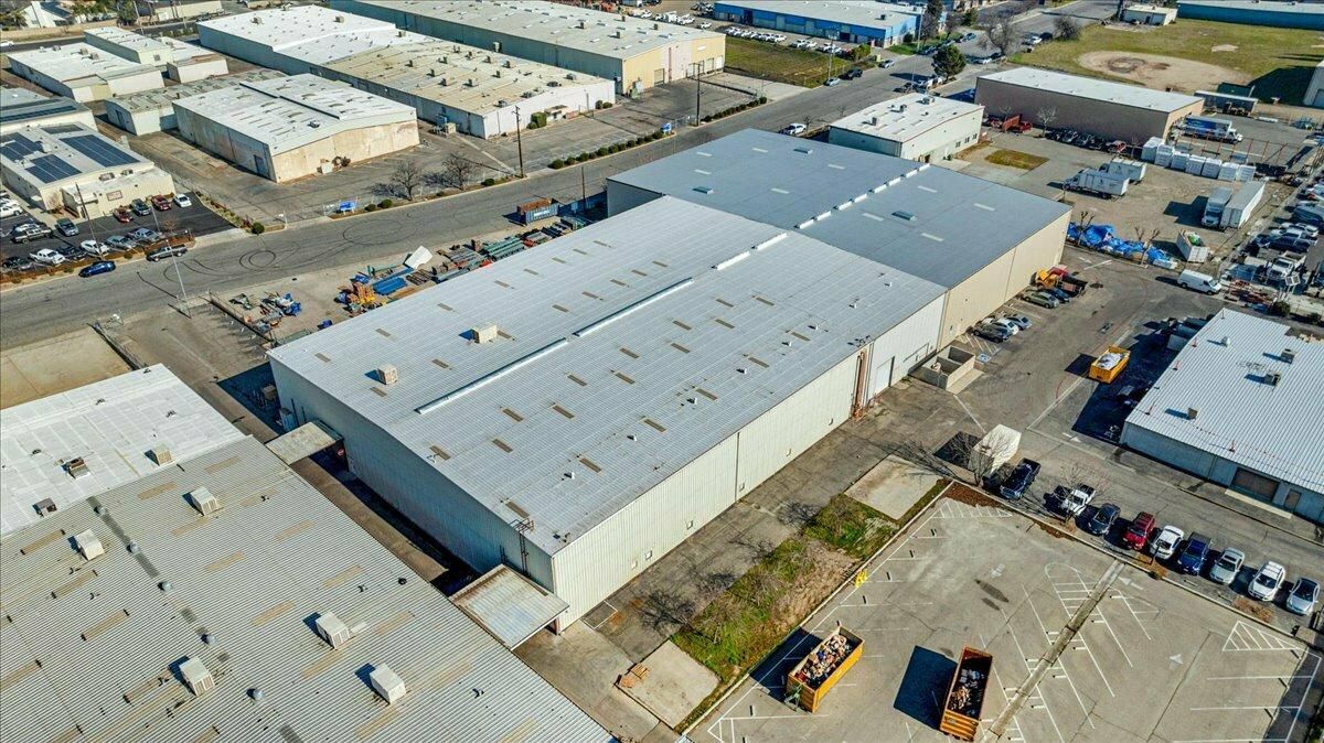 Like-New Industrial Distribution Building Near Airport photo 2