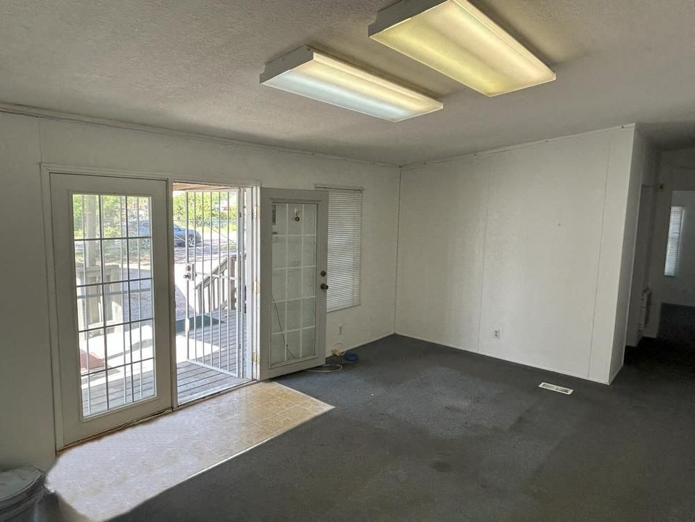 601 Lily St photo 3