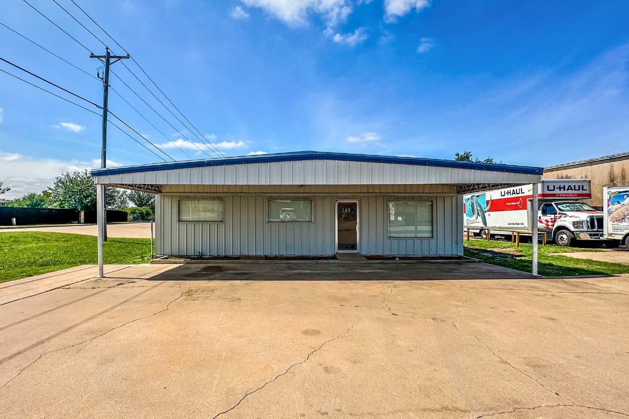 4,000 SF WAREHOUSE OFF I-35 W photo 1