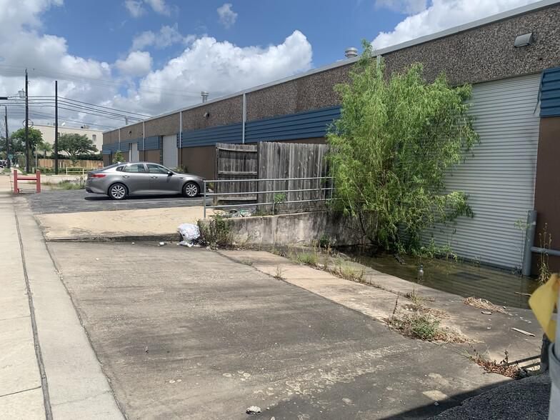 2501 Commerce photo 2