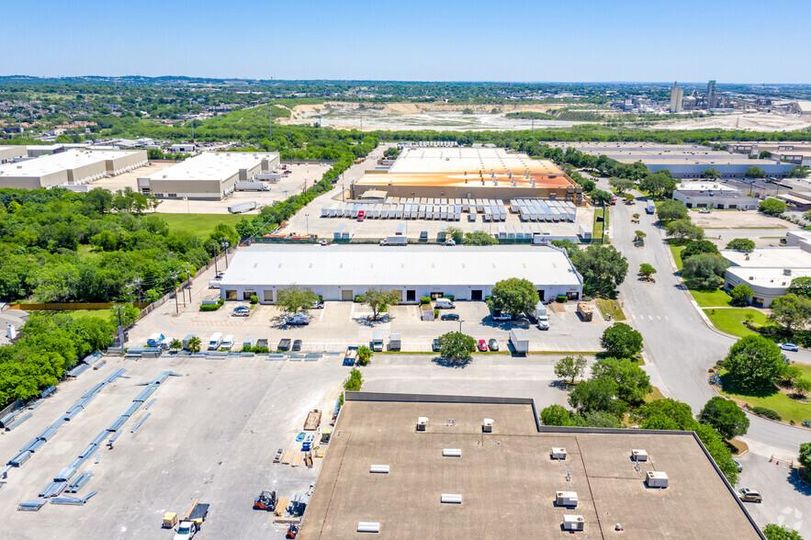 Metro Business Park 3603-3645 Metro Pky