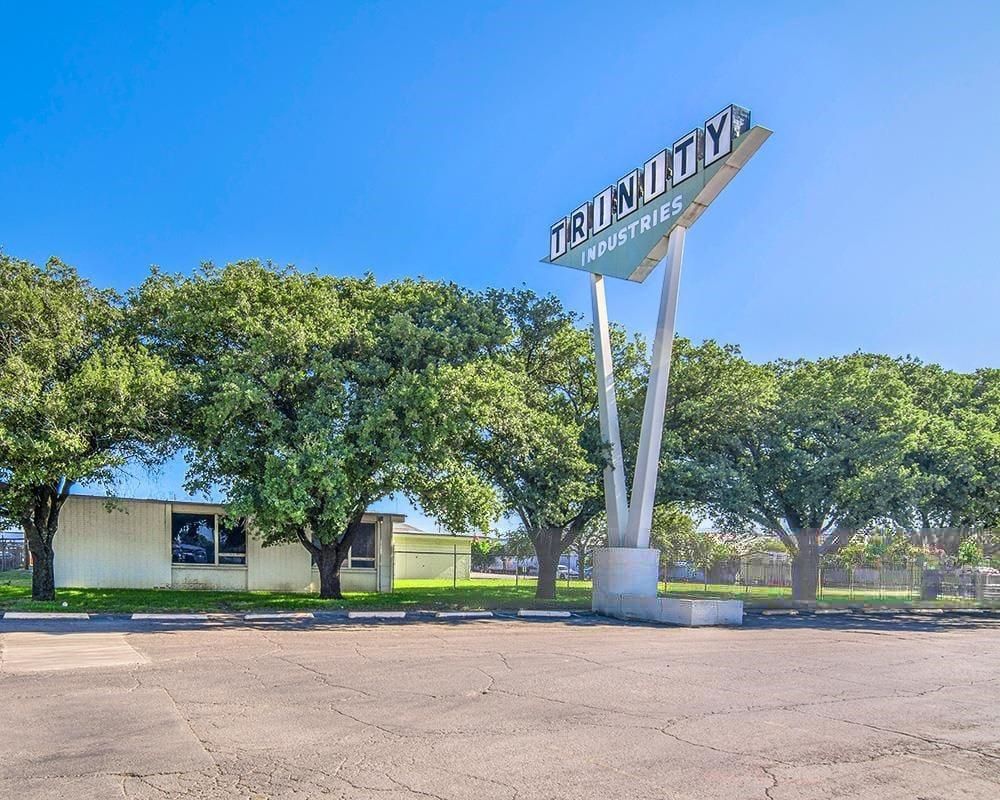 4001 Irving Blvd photo 2
