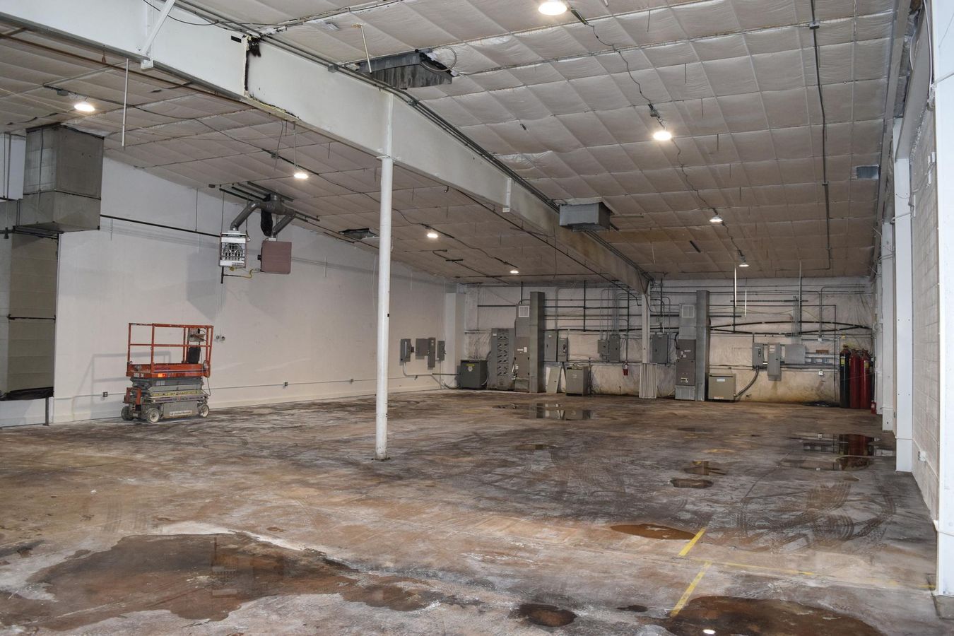 5,345 SF warehouse with heavy power and a 10'x12' drive in door photo 4