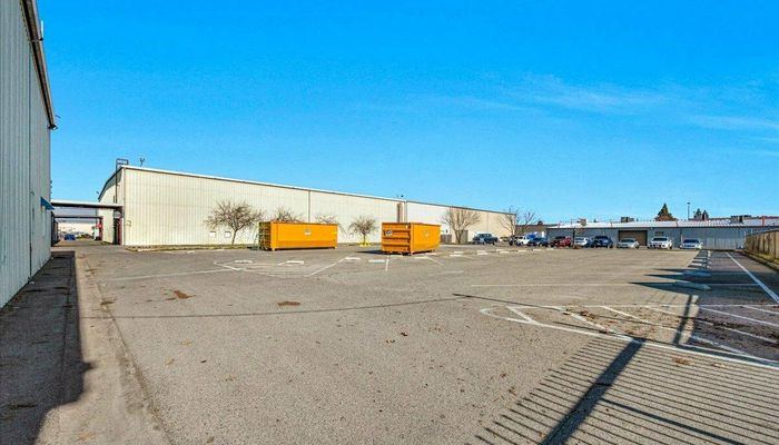 Warehouse Space for Rent at 5688 E Fountain Way Fresno, CA 93727 - #7