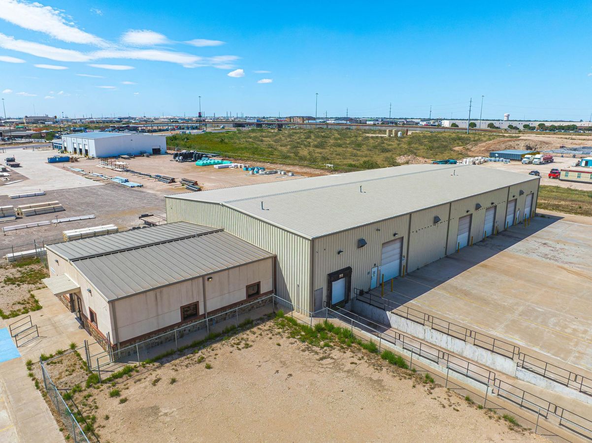 Warehouse/Office Building on ±10.91 Acres photo 1