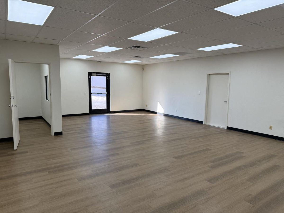 ±5,600 SF office/whs bldg with fenced yard photo 4