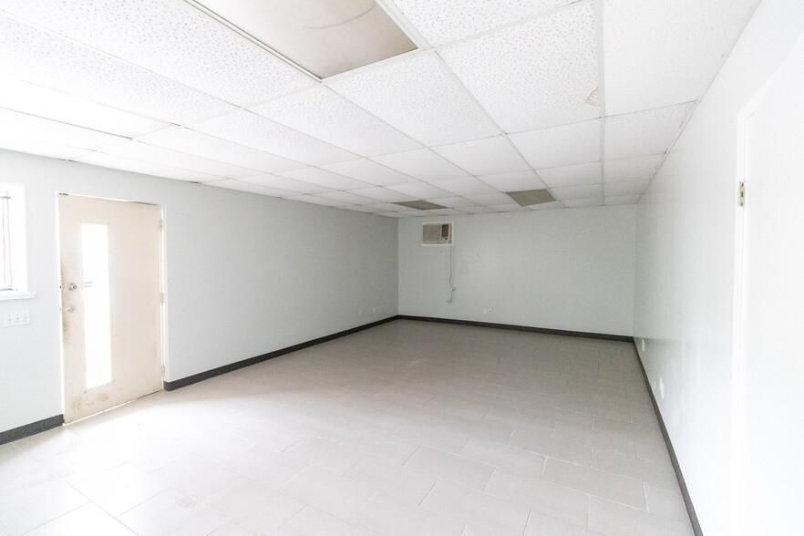 1611 Peachleaf St photo 3
