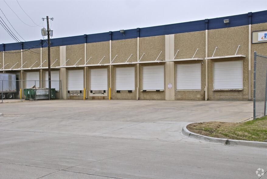 Bldg 1 5017-5199 Pulaski St photo 3