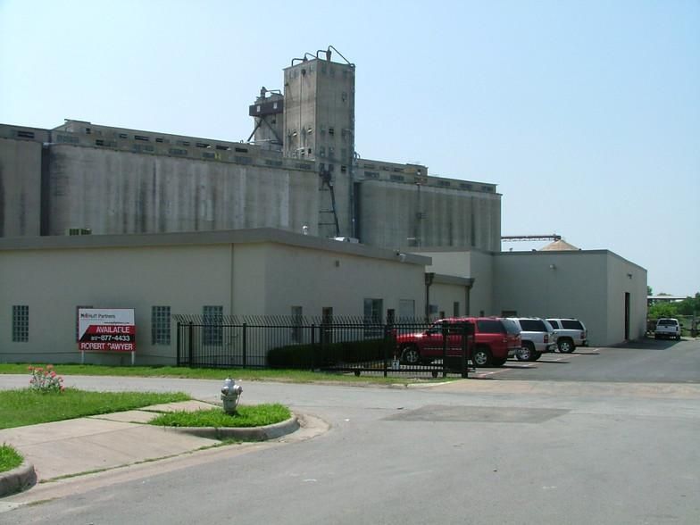 2001 Saint Louis Ave photo 4