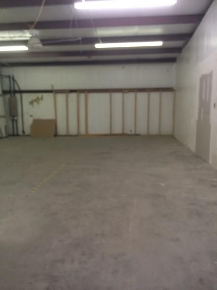 Building 200 1848 Lone Star Rd photo 3
