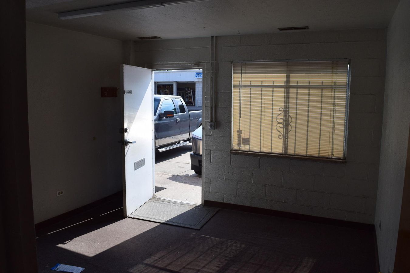 2,000 SF office warehouse unit with drive through 10'x10' doors photo 3