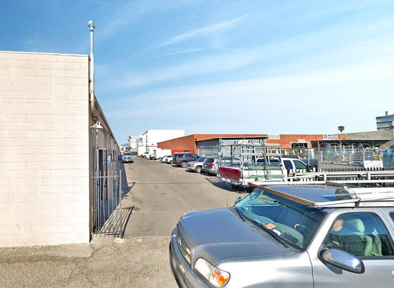 Well Kept Warehouse Unit in Van Nuys 8124-8140 Orion Ave photo 2