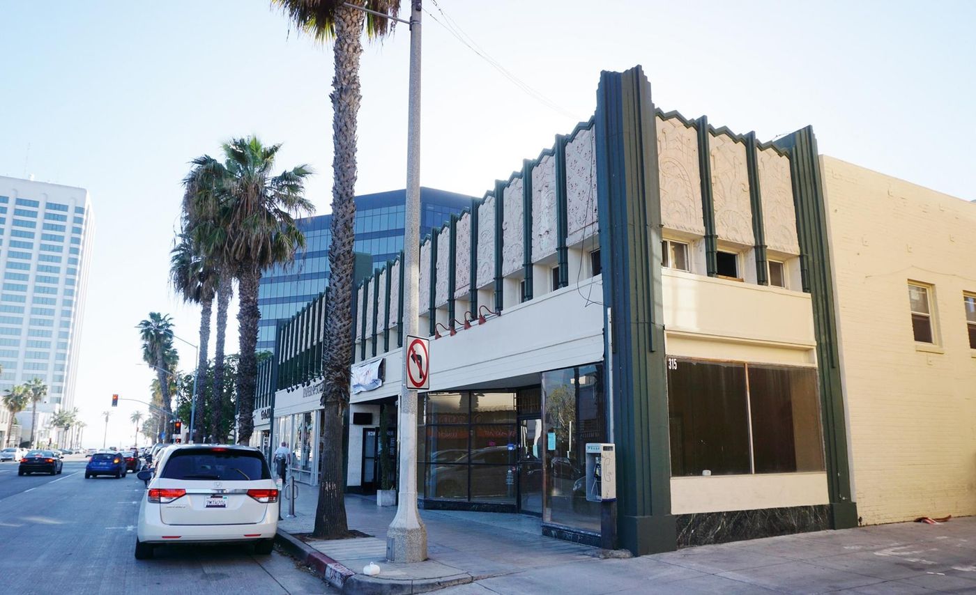 Can Demise to 1,000 SF- DTSM Restaurant/Retail photo 2