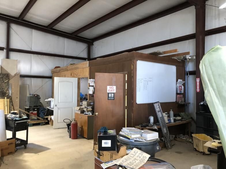 Four Bay Shop on 3.63 Acres 102088 Ih 37 photo 3