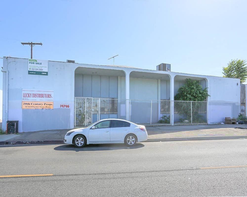 14746 Raymer Street photo 4