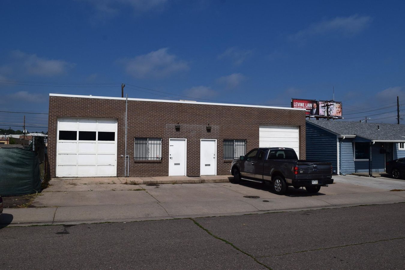 2,000 SF office warehouse unit with drive through 10'x10' doors photo 2