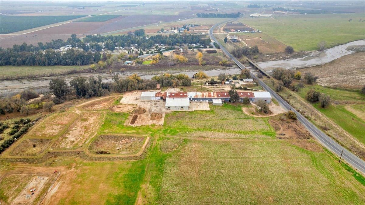 One ±19,200 SF Existing Building on a ±506,603 SF lot (±11.63 Acres) photo 4