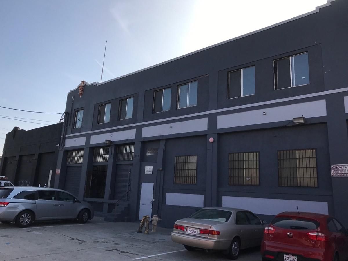 1922 E. 7th Pl. | ARTIST/GALLERY SUITES photo 4