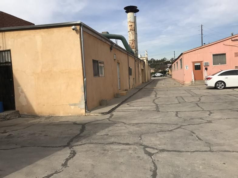 4466 Worth St photo 3