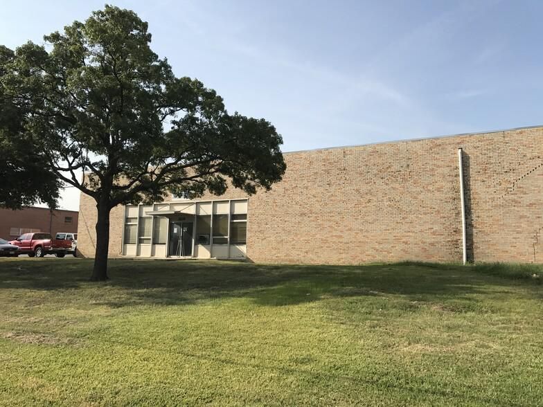 8615 Directors Row photo 2