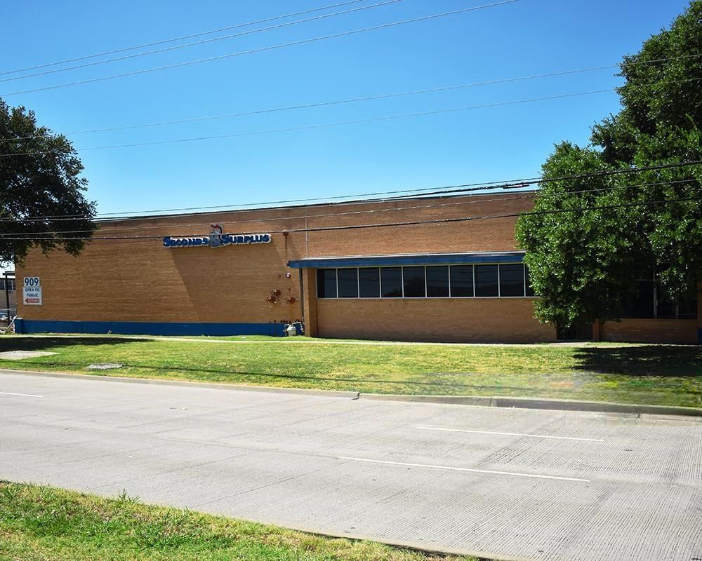 909 Regal Row photo 4